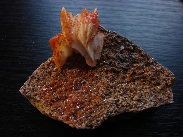 Mineral photo of Vanadinite from locality Midelt, Morocco