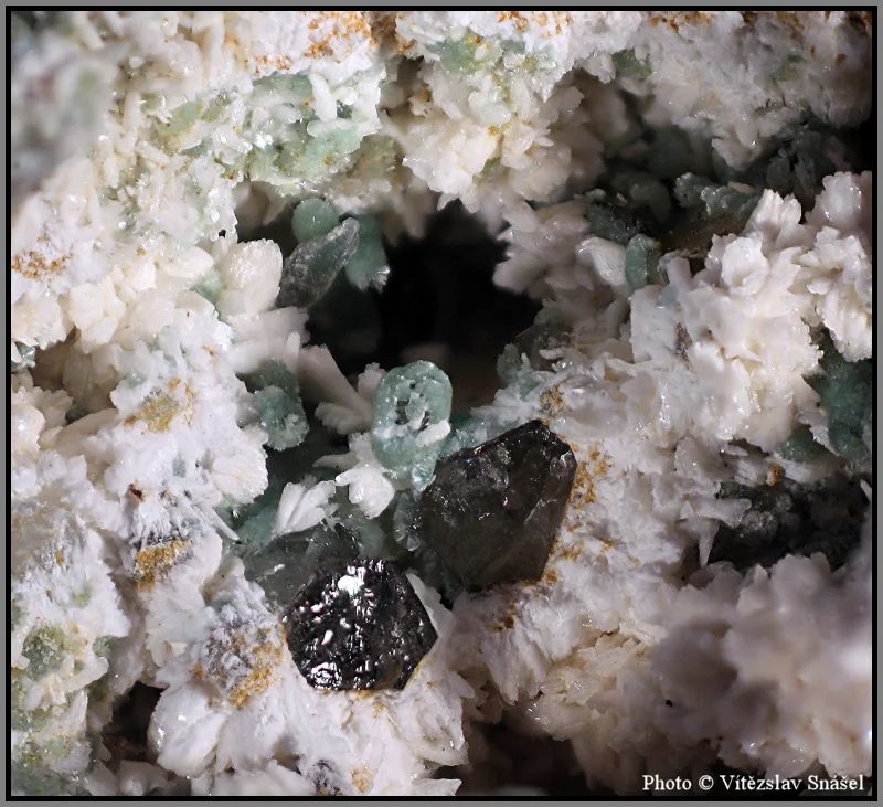 Albite, Pumpellyite-(Mg), Quartz (var. smoky)