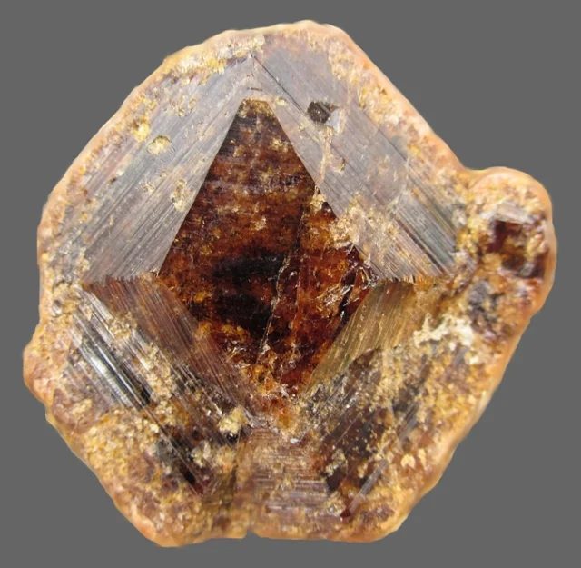 Mineral photo of Grossular (var. hessonite) from locality Vycpálkův lom, Vápenná, Czech Republic