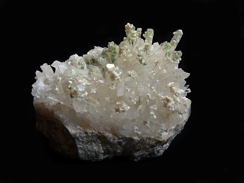 Pumpellyite, Quartz