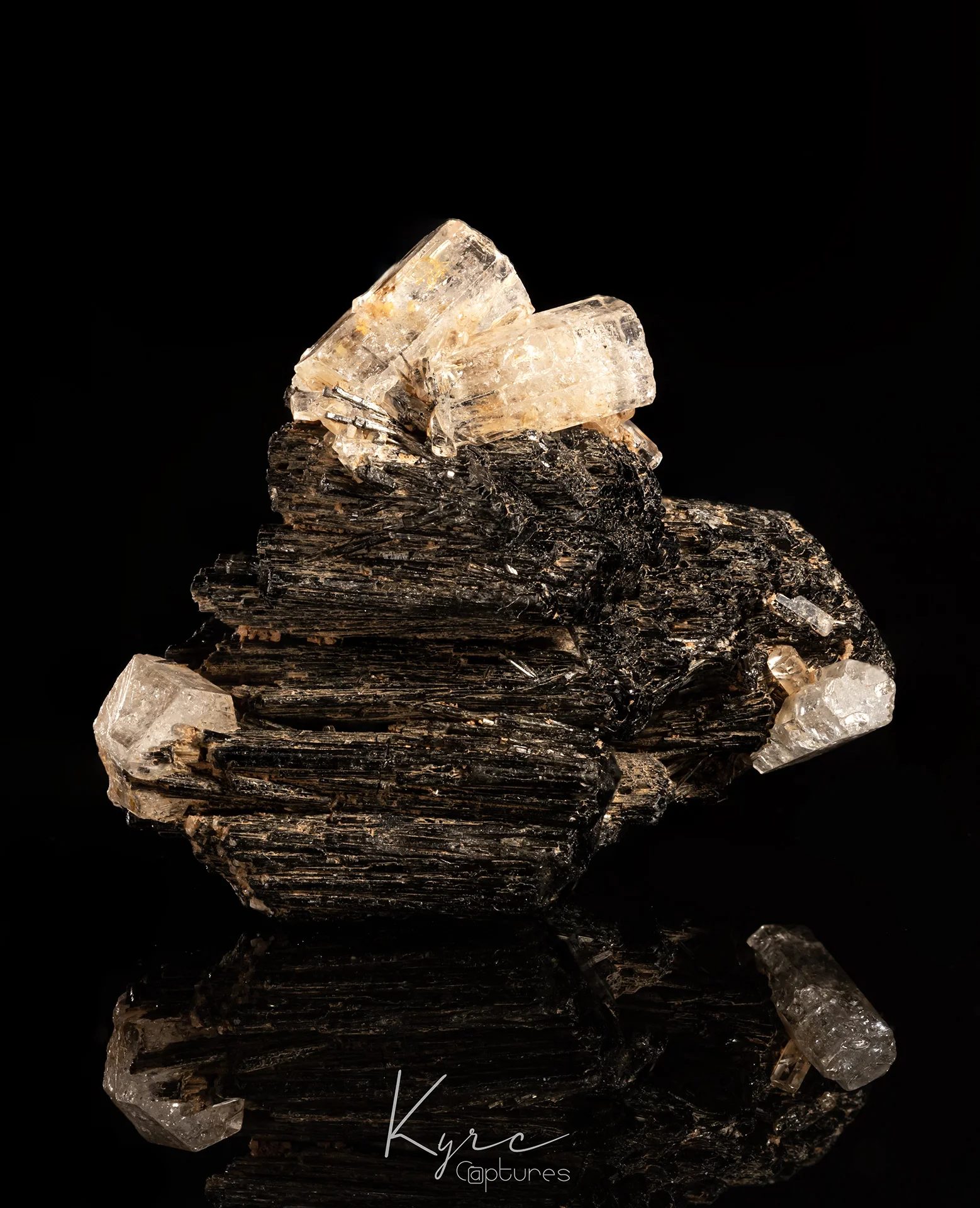 Beryl (var. goshenite), Schorl