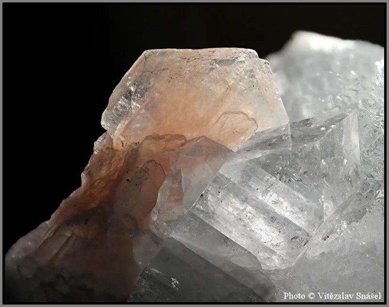 Apophyllite, Stilbite-(Ca)