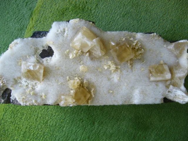 Calcite, Natrolite