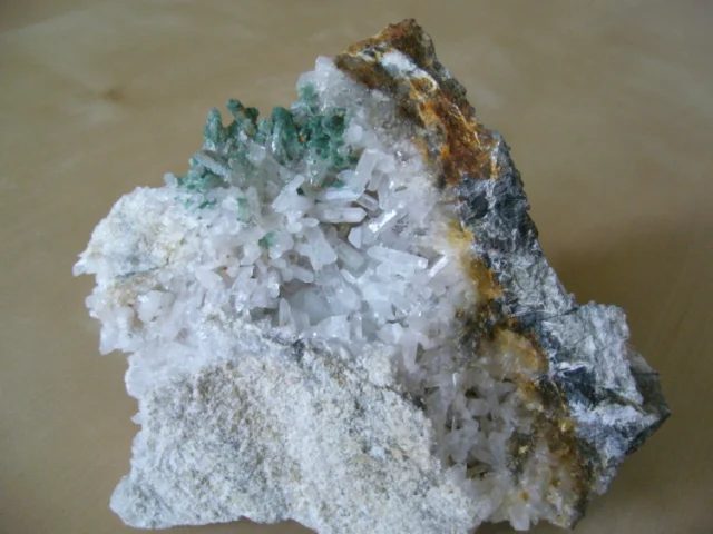 Pumpellyite, Quartz
