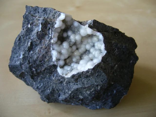 Mineral photo of Thomsonite-(Ca) from locality Pustý vrch, Folknáře, Czech Republic