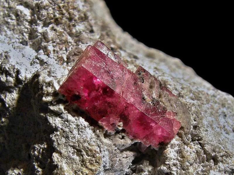 Beryl (var. bixbite)