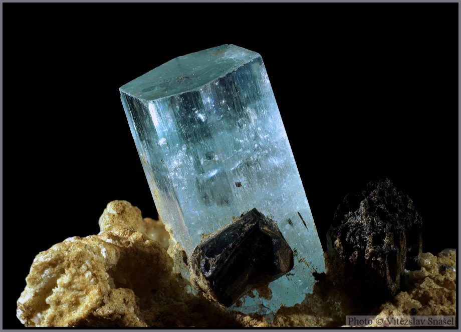 Beryl (var. aquamarine), Schorl