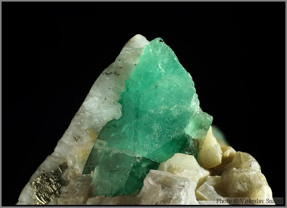 Mineral photo of Beryl (var. emerald) from locality Chivor, Colombia