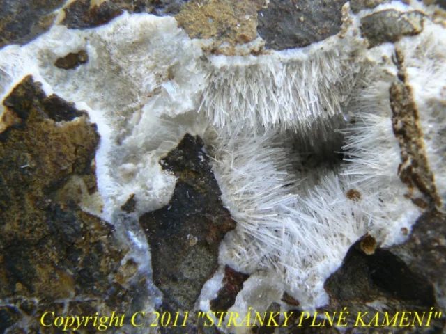 Calcite, Natrolite
