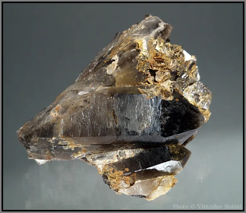 Quartz (var. smoky), Zinnwaldite