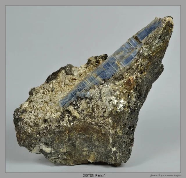 Mineral photo of Kyanite from locality Pancíř, Czech Republic