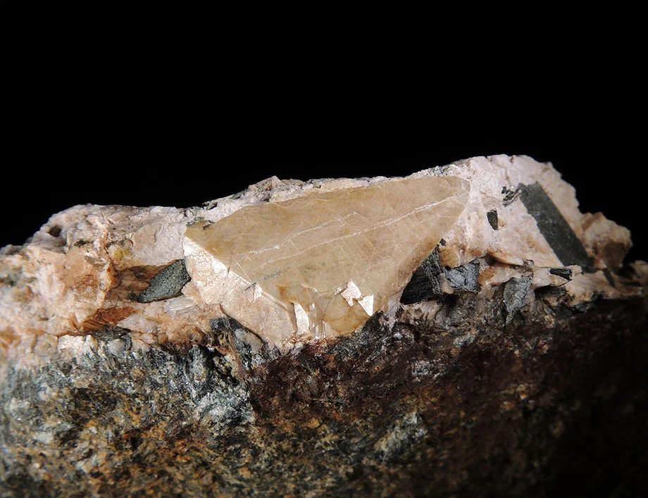 Mineral photo of Titanite from locality Vykmanov u Perštejna, Czech Republic