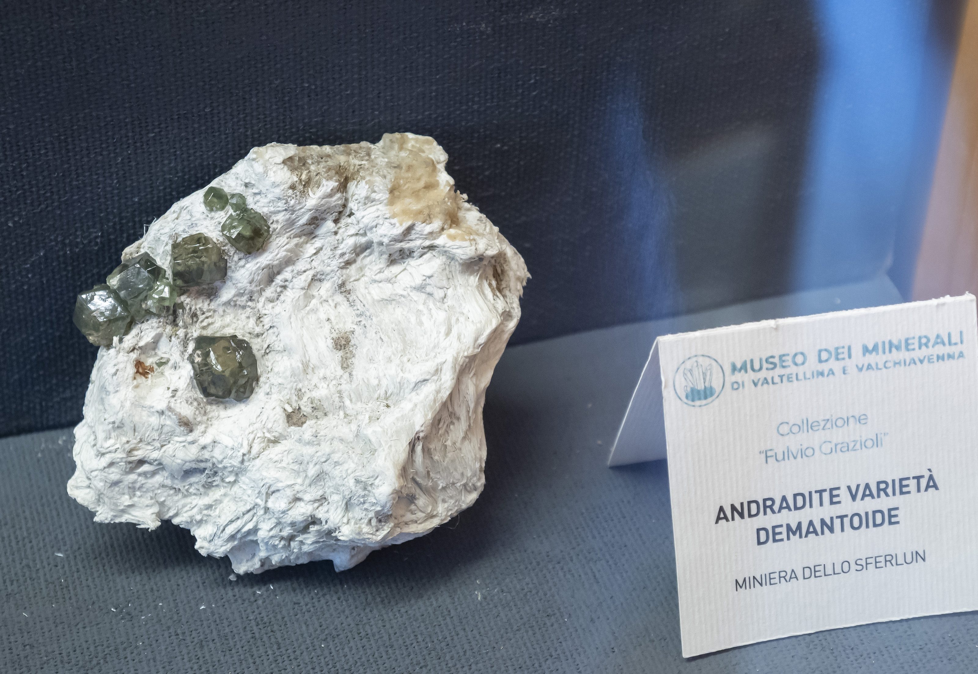 Andradite (var. demantoid), Chrysotile (var. asbestos)