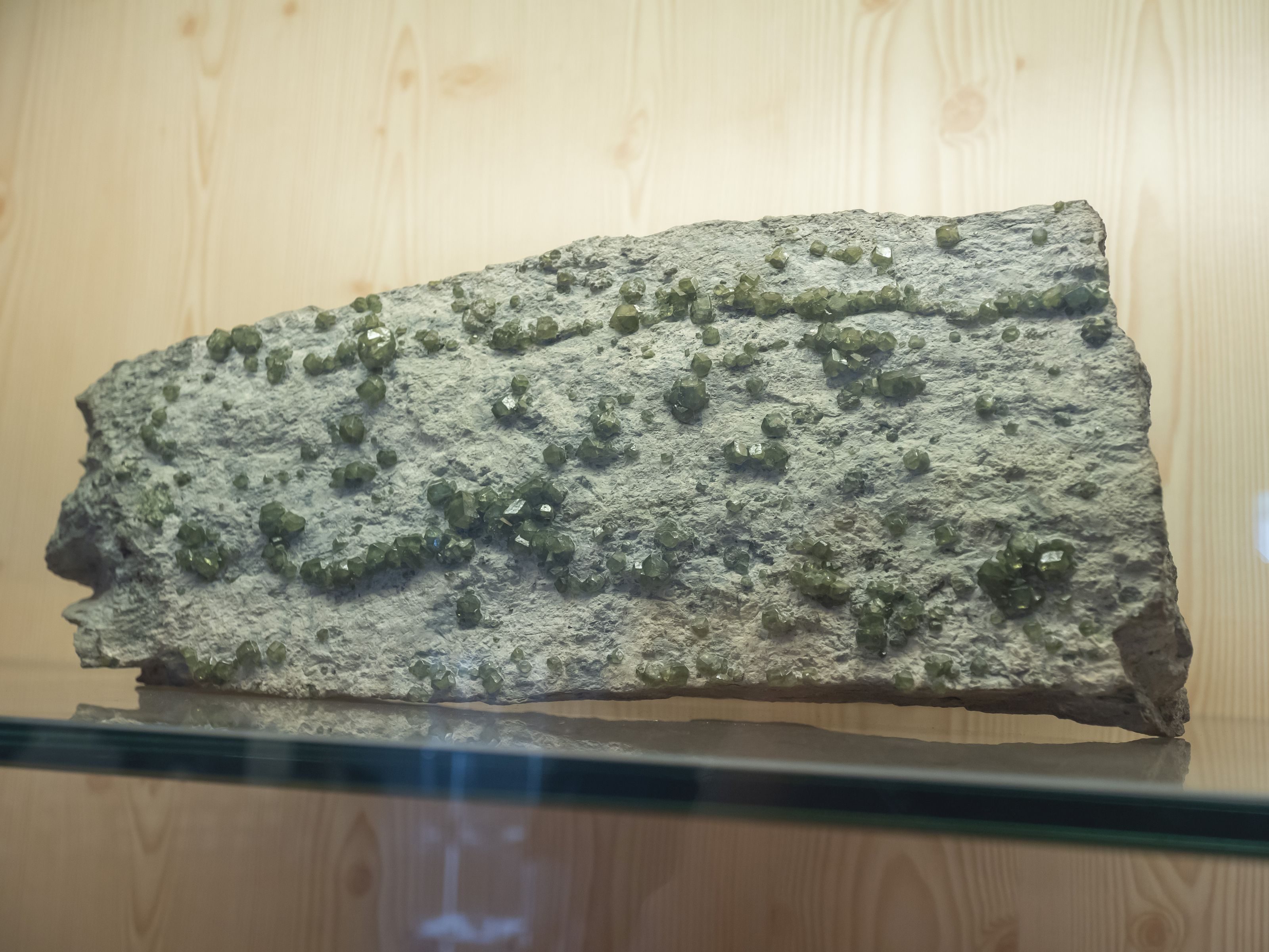 Andradite (var. demantoid), Chrysotile (var. asbestos)