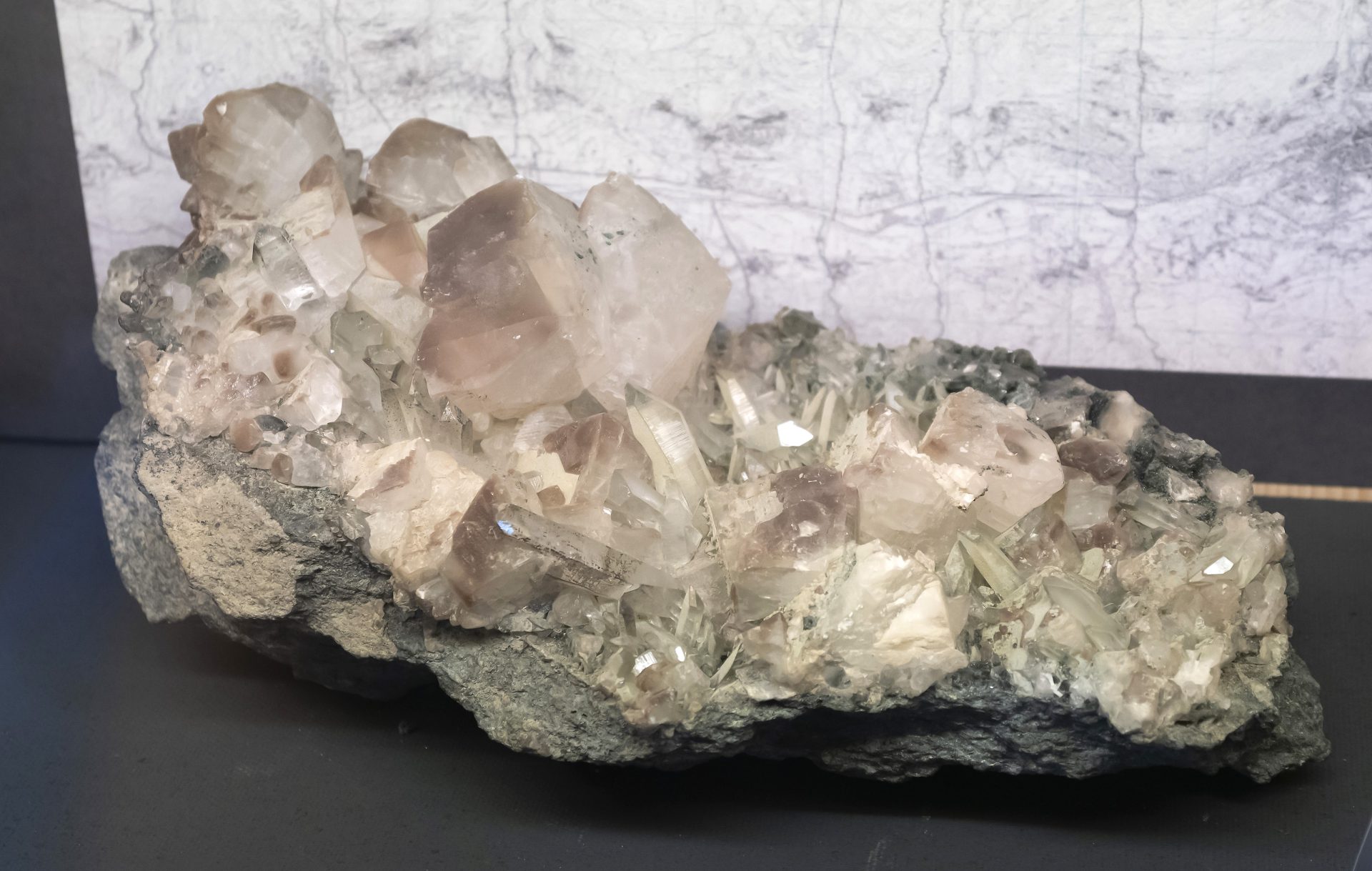 Mineral photo of Calcite, Quartz from locality Rusùn, Tornadri, Sondrio Province, Lombardy, Italy