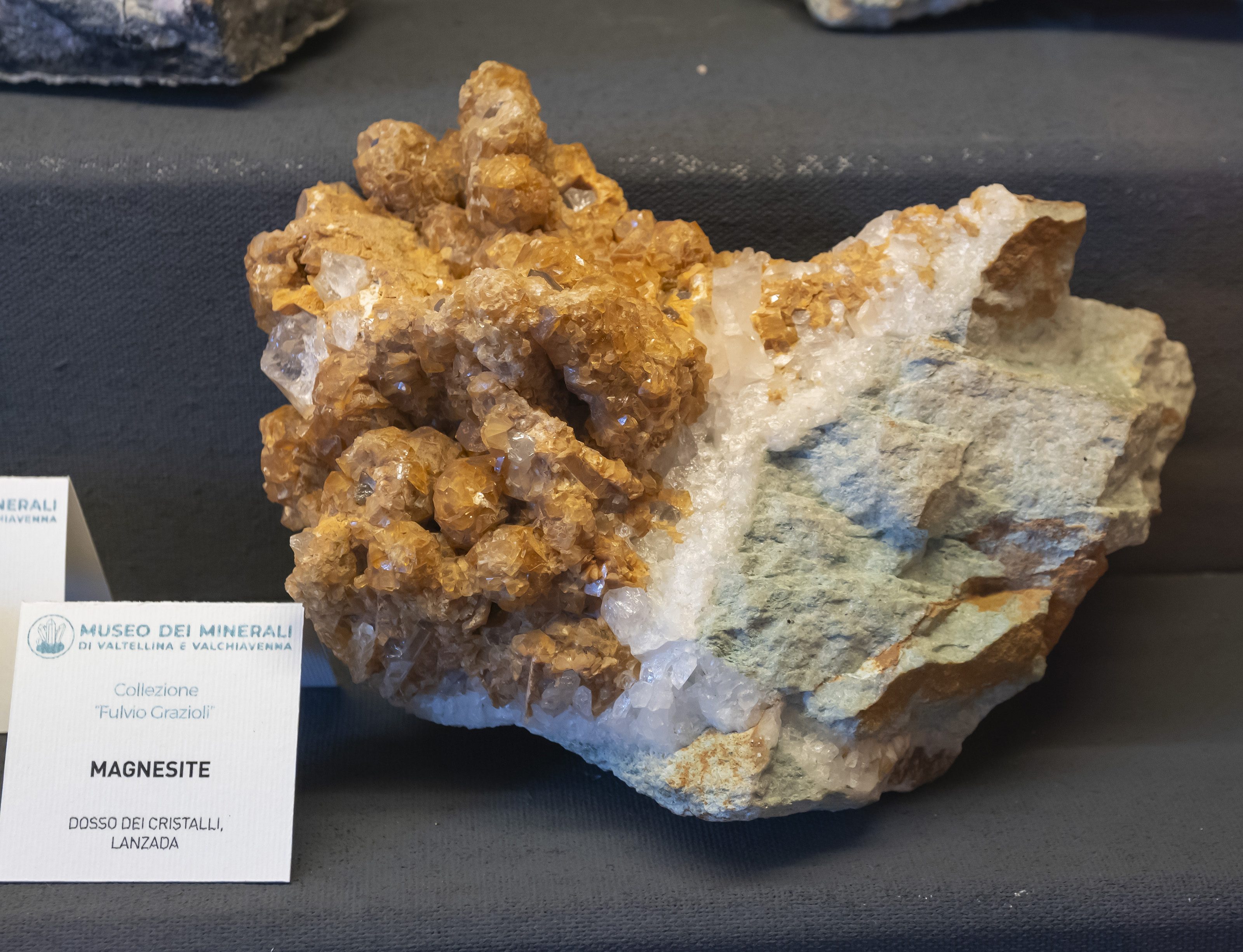Magnesite, Quartz