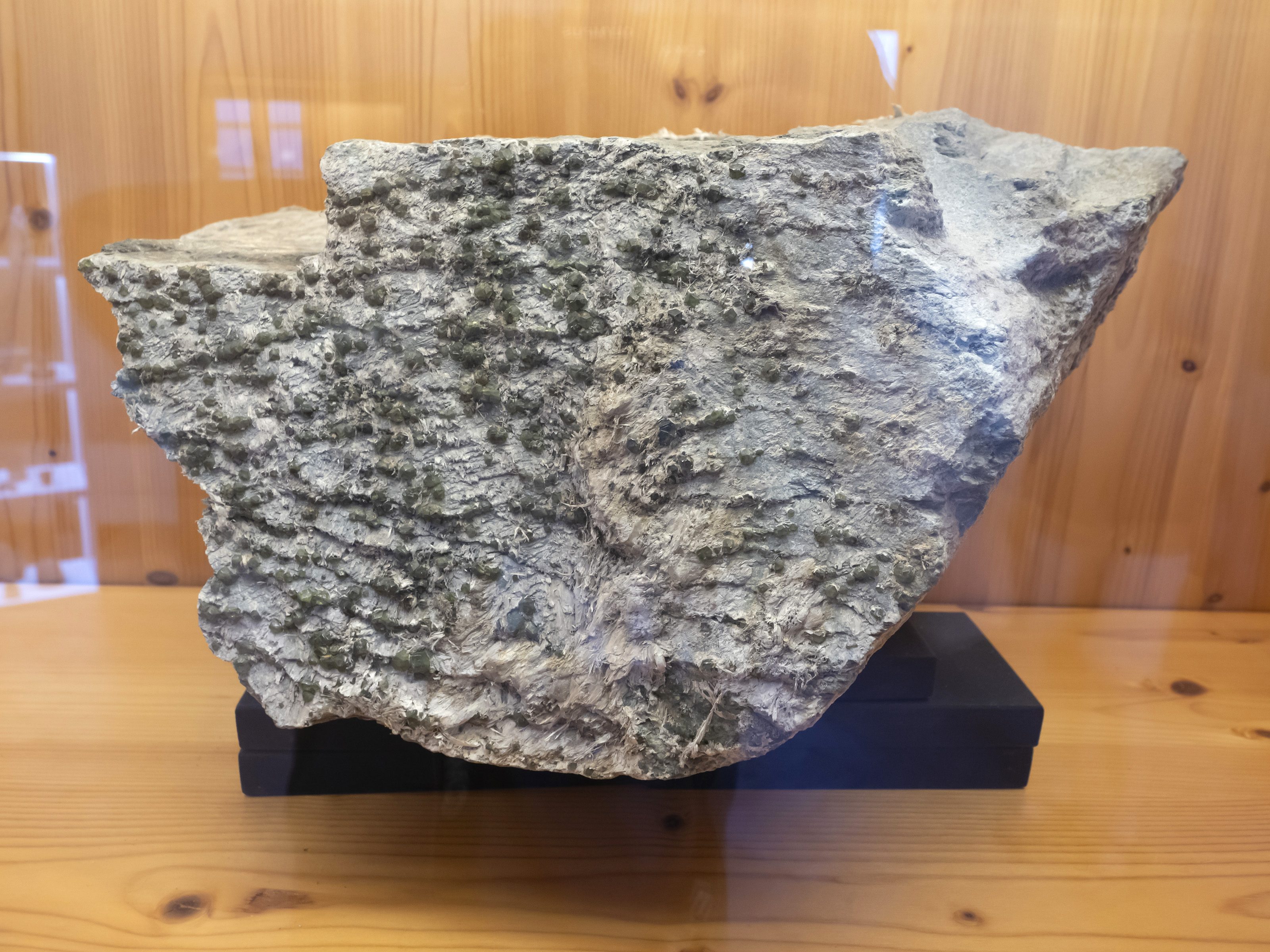 Andradite (var. demantoid), Chrysotile (var. asbestos)