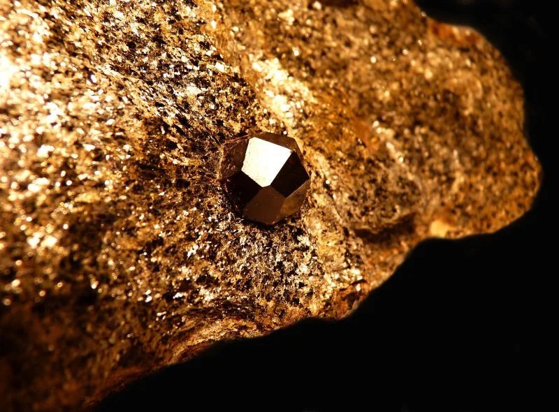 Mineral photo of Almandine from locality Zlatý Chlum, Czech Republic