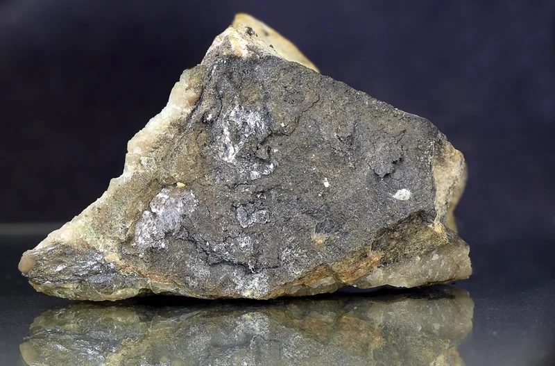Kamiokite, Molybdenite