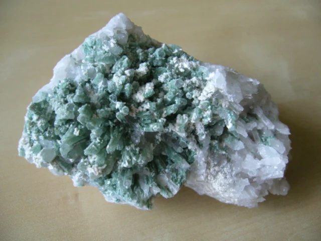 Pumpellyite, Quartz