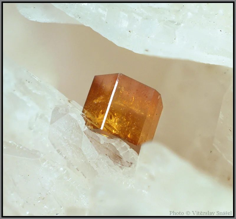 Mineral photo of Vanadinite from locality Mibladen, Morocco