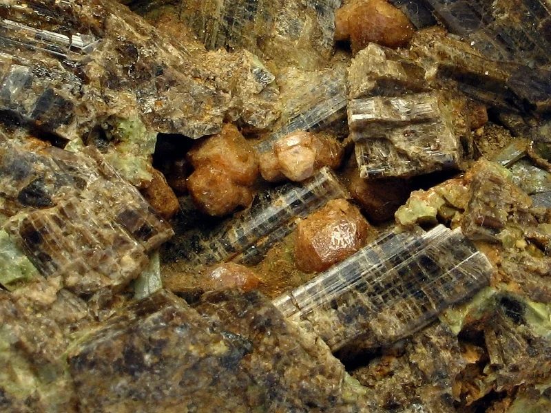 Diopside, Grossular (var. hessonite), Vesuvianite